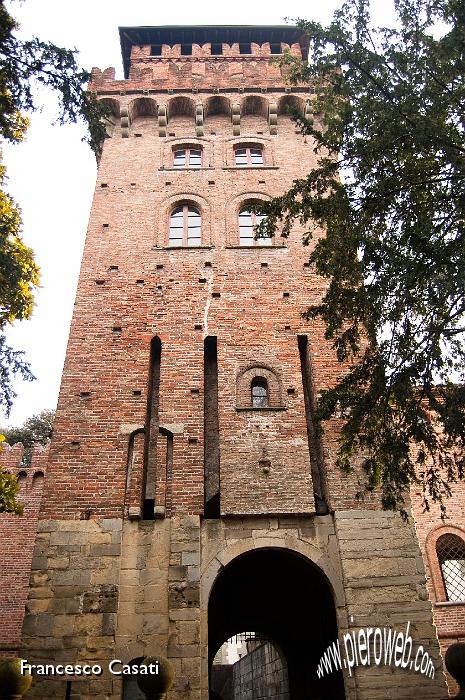 015 Torre nord del castello di Urgnano.jpg